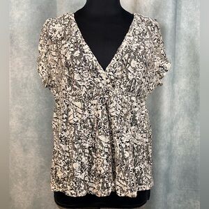 Torrid stretchy lace babydoll blouse white/black size 3